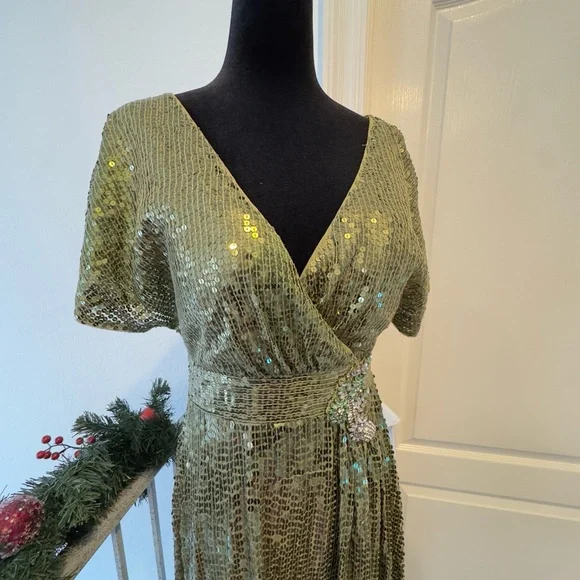 NWT Mac Duggal Sz 4 Green Sequined Butterfly Sleeve Wrap Over A Line Gown